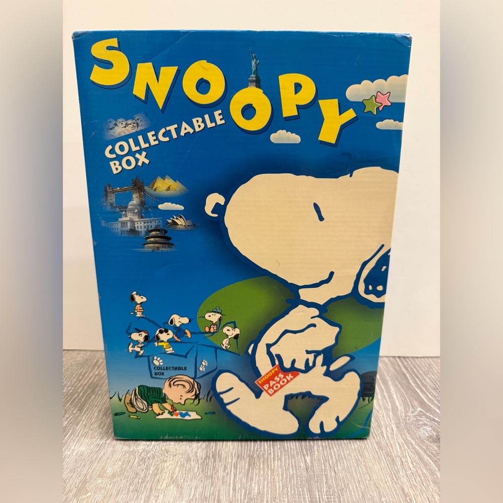 28 x vintage Snoopy collectible figurines